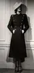 Dammode 1938, en kvinnlig modell poserar med en mörk dubbelknäppt kappa och hatt. Nordiska Kompaniet.