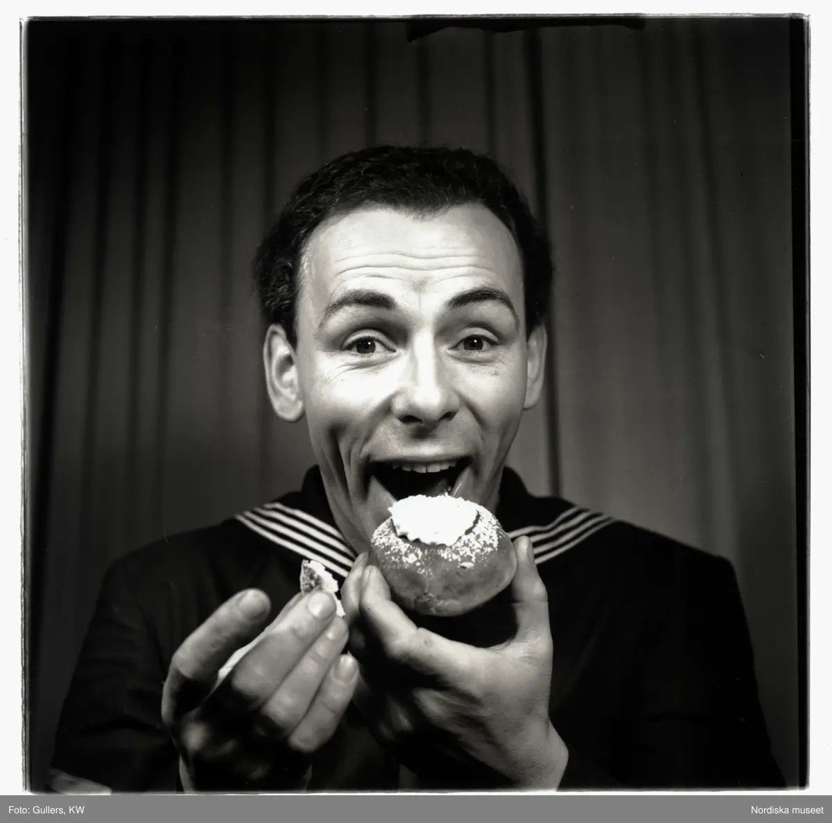 Aktören Nils Poppe äter semla.