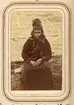 Porträtt av Karin Nilsdotter Finnberg, född Länta, 50 år, Sirkas sameby. Ur Lotten von Dübens fotoalbum med motiv från den etnologiska expedition till Lappland som leddes av hennes make Gustaf von Düben 1868.