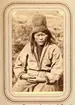 Porträtt av änkan Ristin Menlös f. Pantsi, 44 år, Tuorpons sameby. Ur Lotten von Dübens fotoalbum med motiv från den etnologiska expedition till Lappland som leddes av hennes make Gustaf von Düben 1868.