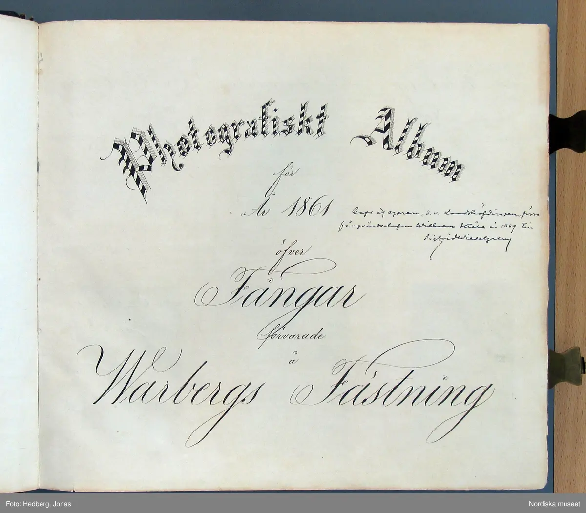 Ur "Photografiskt Album för år 1861 öfver fångar förvarade å Warbergs fästning". Fånge N:o 109 C.J. Kjellberg. Fjärde resan stöld. 40 år gammal, född i Ljungby sn., Kalmar län.  Rymmare från Landskrona fästning.
