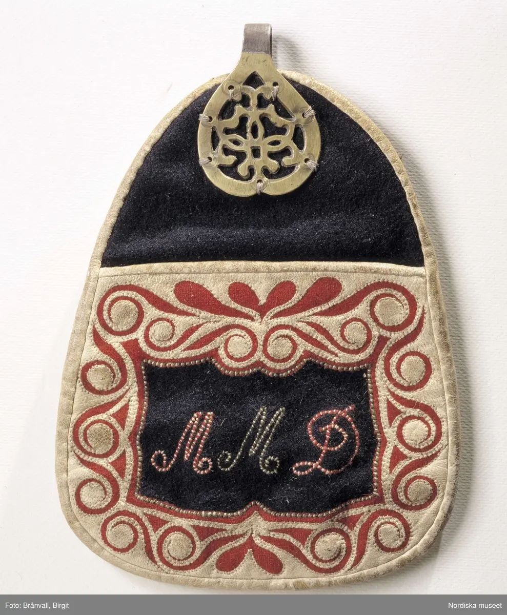 Kjolväska från Mockfjärd, Dalarna. Nordiska museets föremål inv.nr 11475. 
 
