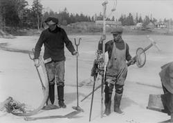 Två fiskare med redskap (fr. v.): råkrok, spade, 2 st. råtju