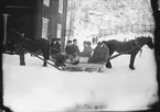 Ungdomar från Risätra på släden till fotograf Åkerman 1902. Matihilda Persson (Johansson) Johanne Persson (Larsson) Martin Persson (Snäller) Johan Persson Lissola Kvarnmyr Lars. De två närmast kameran okända. Längst bak Emil Johansson