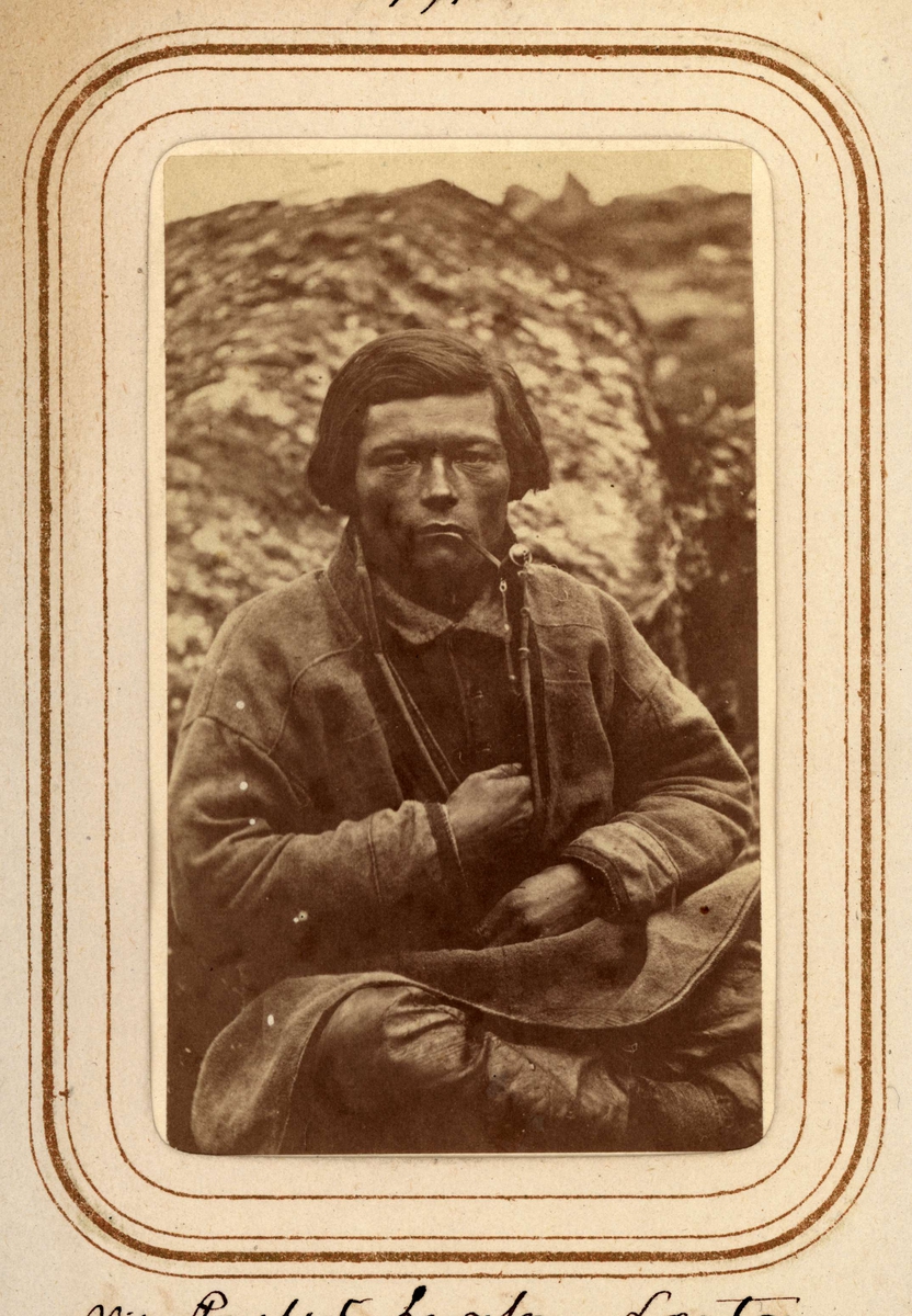 Porträtt av Nils Paulus Larsson Länta, 26 år, Sirkas sameby. Ur Lotten von Dübens fotoalbum med motiv från den etnologiska expedition till Lappland som leddes av hennes make Gustaf von Düben 1868.