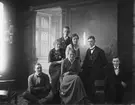 Gruppbild tagen av Georg Renström i den dagsljusatelje som fanns i Limedsforsen för en fotograf etablerad i Malung. Joel Olsson, Gerda Jansson, Otto Lund, Maja Olsson, Linnea Lind Malung, Johannes Färdisson, Karl Hedlöf.