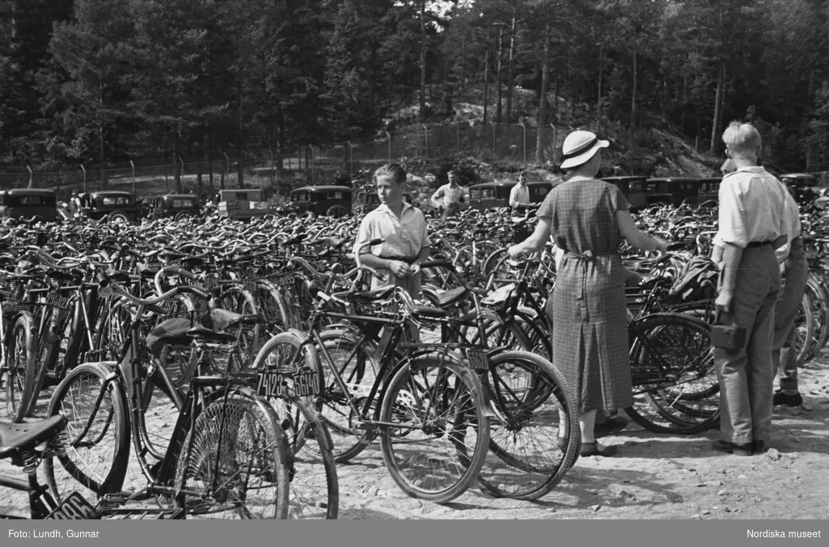 Flatenbadet, Stockholm. Människor bland ett stort antal cyklar på parkeringsplats.