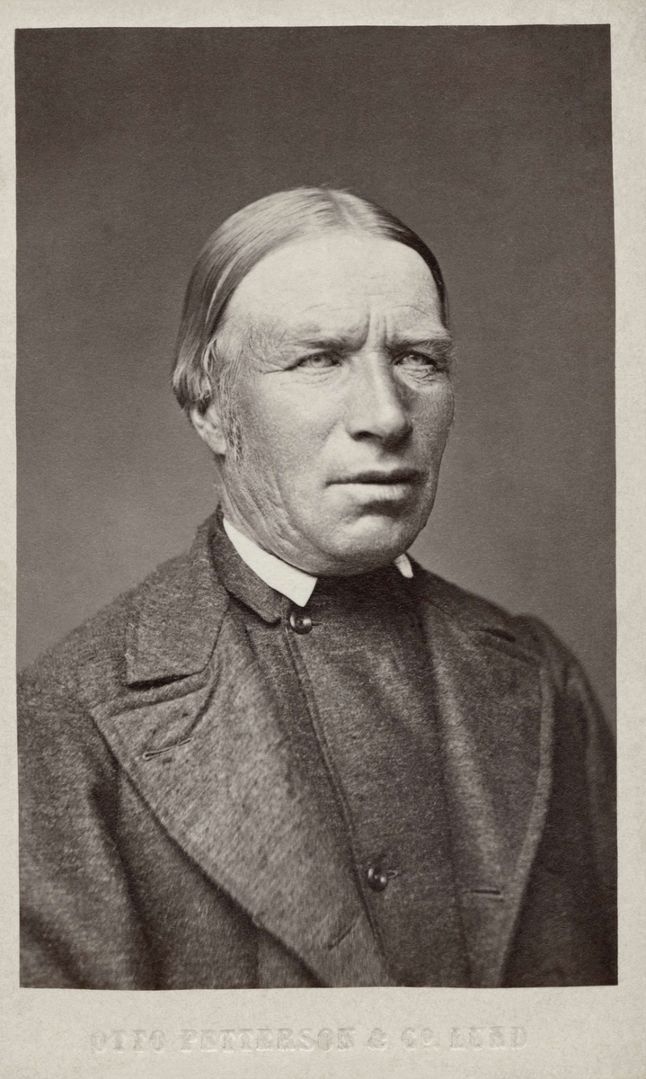 Porträtt av en man med mittbena. Färs härad. Nordiska museet inv. nr. 18518F.