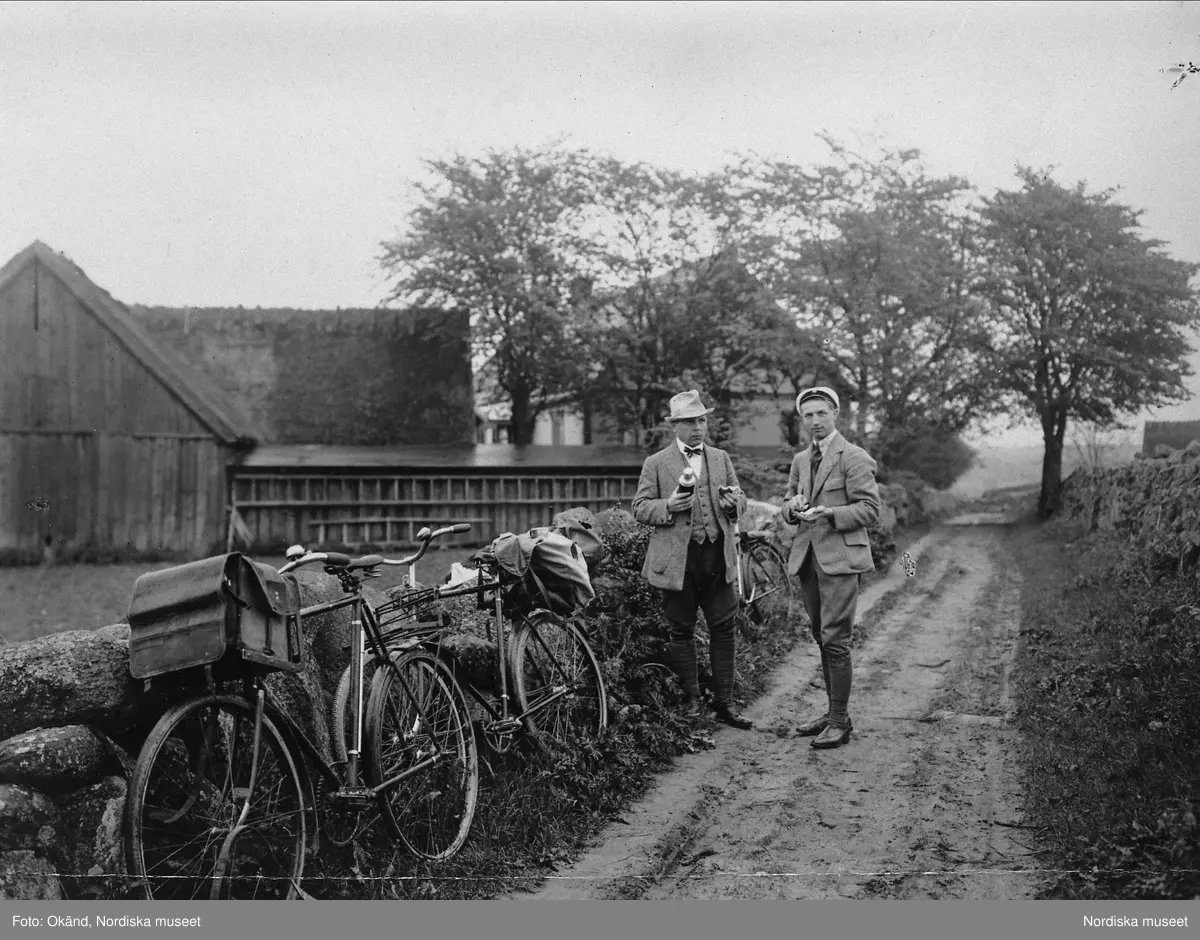 Sigurd Erixon (1888-1968) var etnolog, professor i nordisk och jämförande folklivsforskning vid Nordiska museet och Stockholms högskola 1934-55. Sigurd Erixon ledde 1916-34 Nordiska museets etnologiska fältarbeten, där han även fotograferade.