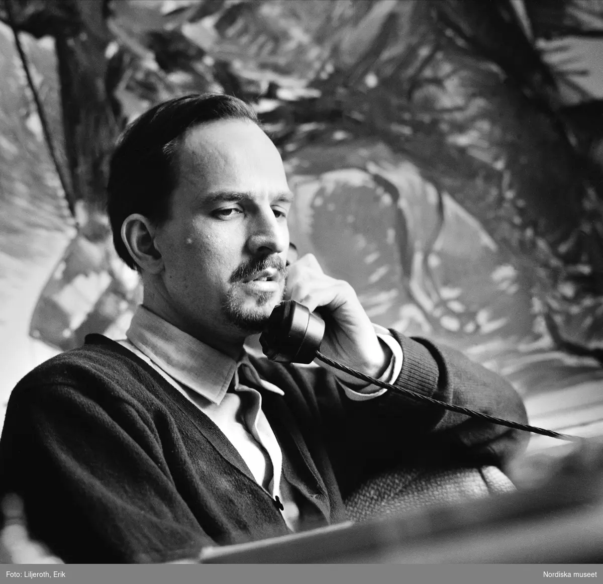 Ingmar Bergman, film- och teaterregissör (1918-2007), knuten till Malmö stadsteater som konstnärlig rådgivare, pratar i telefon.