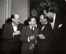 Från vänster författaren Stieg Trenter, chefredaktören för v