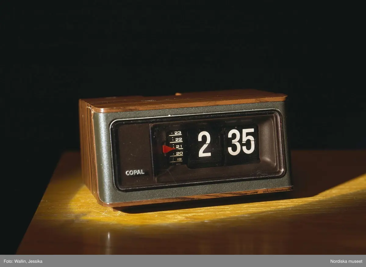 Huvudliggaren:
"Väckarklocka, elektrisk, plast. Fyrkantig, brun träimitation, rökfärgat glas, vita digitala siffror. Tillv. Copal, Japan ca 1970. gåva av anonym givare som utsatts för sexuella övergrepp som barn på 1960-70-talet, då hon kunde se klockan nattetid. H 7,5, L 14, B 10 cm. Fast sladd. Spricka på undersidan. G 29/9 2000 Anonym givare pseudonym Gertrud."

Bilaga:
"Gertruds" berättelse om klockan.