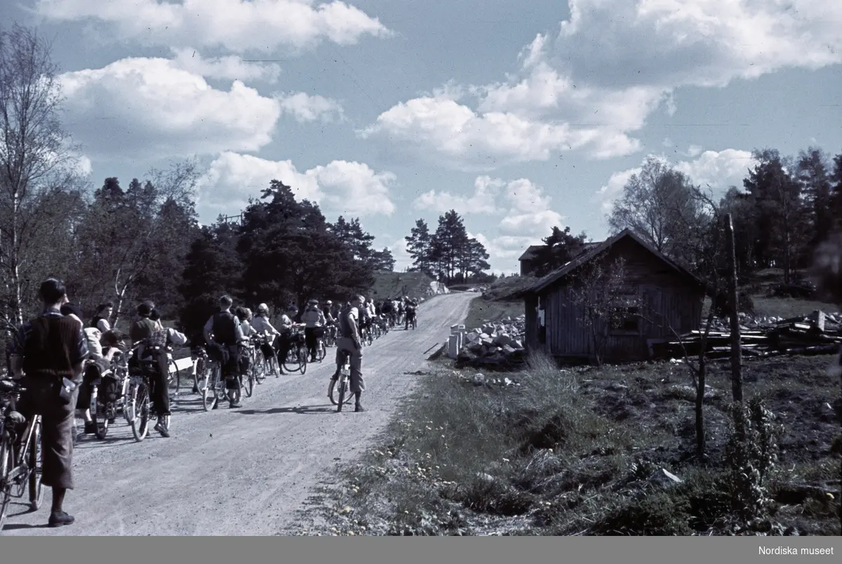 Cyklande sällskap på grusväg.