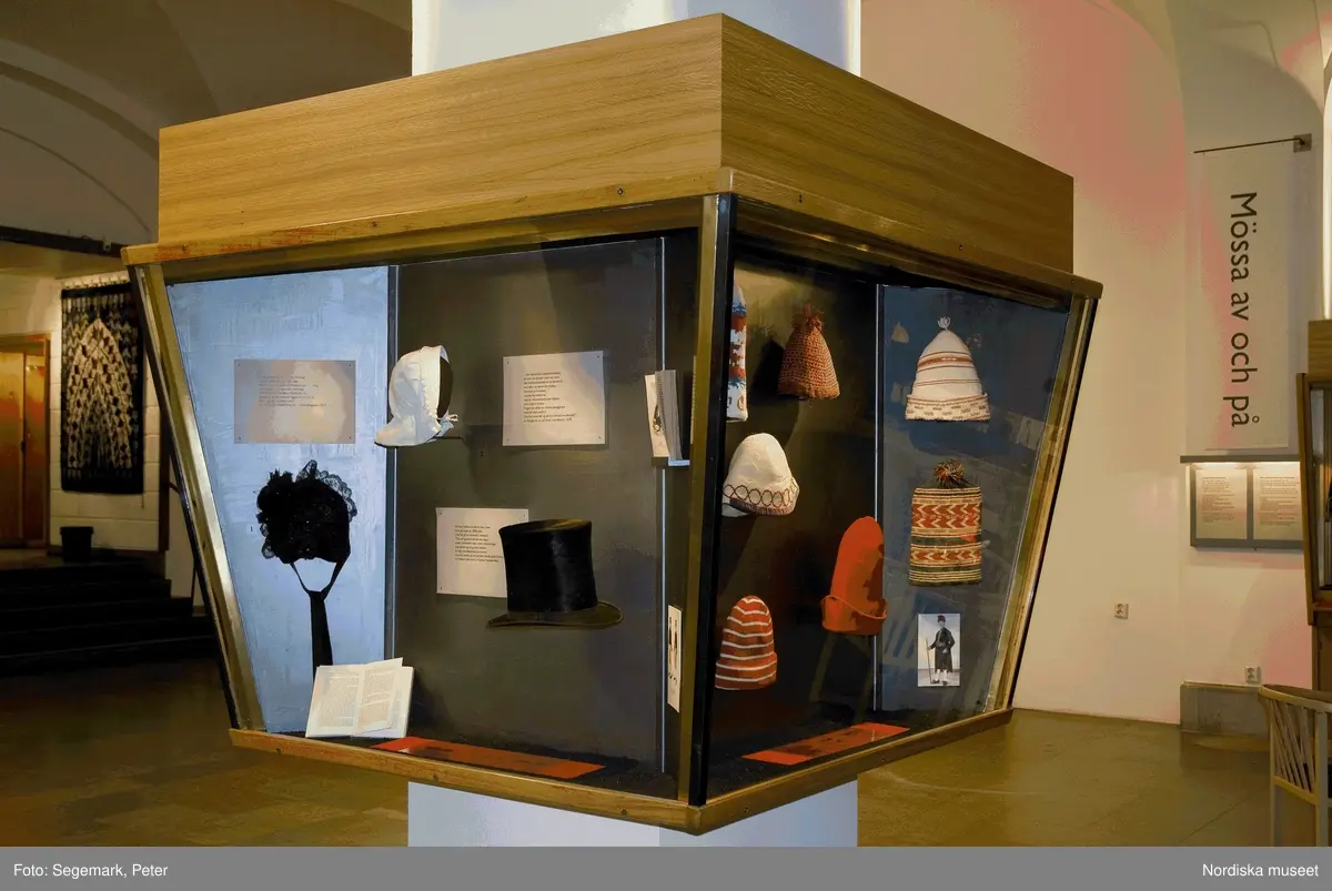 Utställning på Nordiska museet 2005-2007.
Ett 50-tal mössor, hattar och andra huvudbonader har plockats fram ur museets magasin och visas i två montrar i museets markplan.