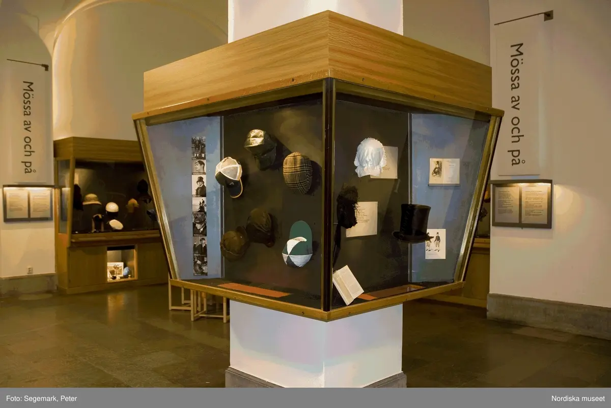 Utställning på Nordiska museet 2005-2007.
Ett 50-tal mössor, hattar och andra huvudbonader har plockats fram ur museets magasin och visas i två montrar i museets markplan.