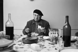 Monsieur Paul Laumont äter middag. Ponchut, Port-Sainte-Mari