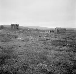 Vargjägaren Johan Valfrid Enokssons stuga och uthusbyggnad. 