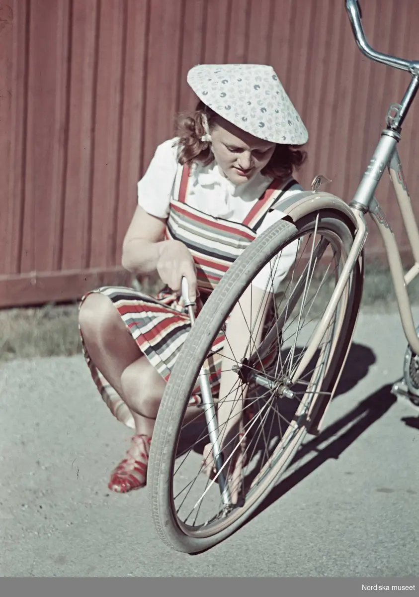 Kvinna med cykel.