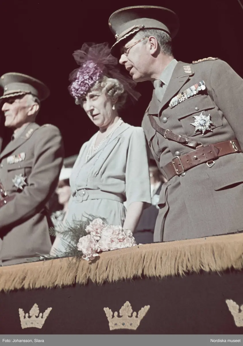 Medlemmar av hovet. Till höger Carl Bernadotte.