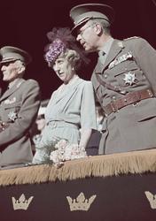 Medlemmar av hovet. Till höger Carl Bernadotte.