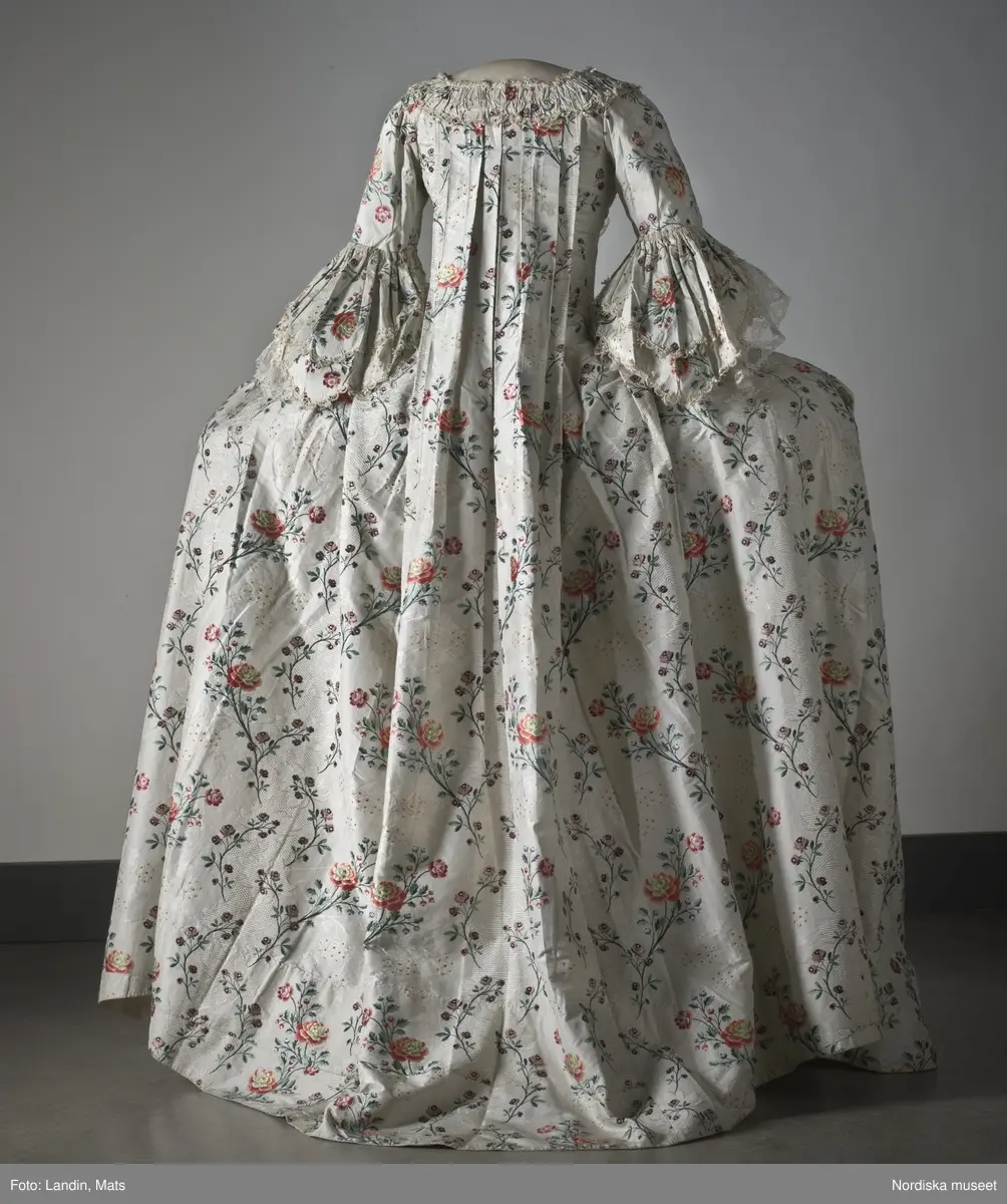 Dräkt av sidenbrokad, 1700-talets mitt. Nordiska museet inv nr 173609.