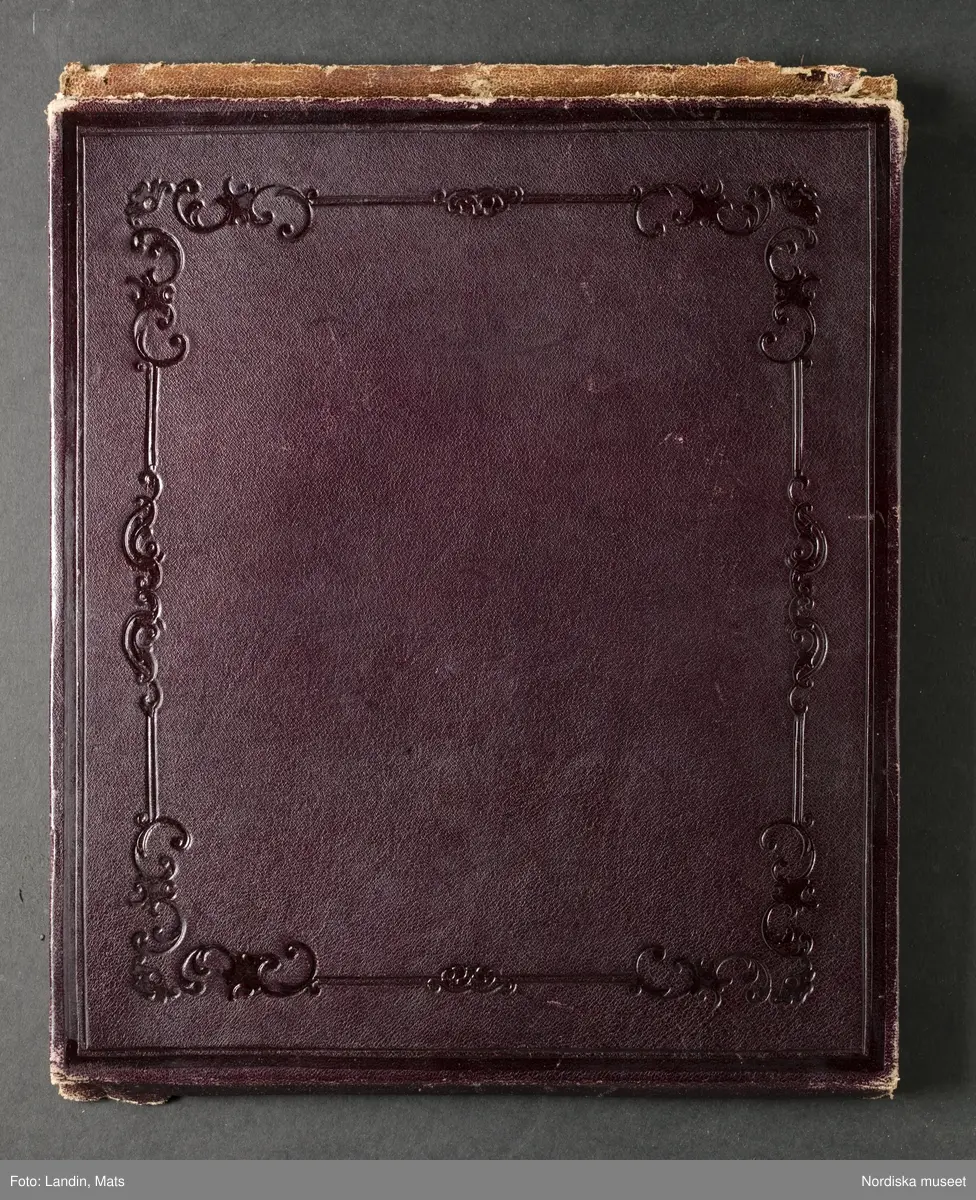 Damporträtt, prinsessan Eugénie. "Etui med fotografiporträtt, färglagt, framställer dam från 1860". Nordiska museet inv.nr 121926.