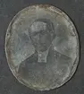 Porträtt av man i prästdräkt. Dagerrotyp / daguerreotyp. Nordiska museet inv.nr 205455.
-
Portrait of an unidentified clergyman. Ninth-plate daguerreotype.