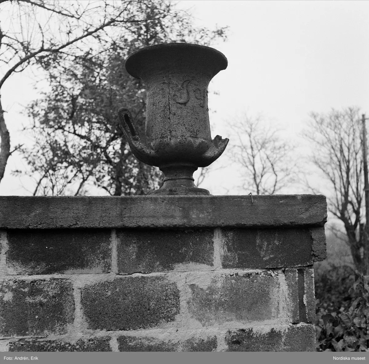 Vängsjöberg i Gottröra socken, Långhundra härad, Uppland. Mangårdsbyggnaden, byggnadsdetalj med urna, 1961.