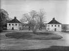 Åkeshof. Flyglarna och uppfarten från manbyggnadens port. På gårdsplanen en gräsbevuxen rundel. Bromma socken, Sollentuna härad, Uppland.