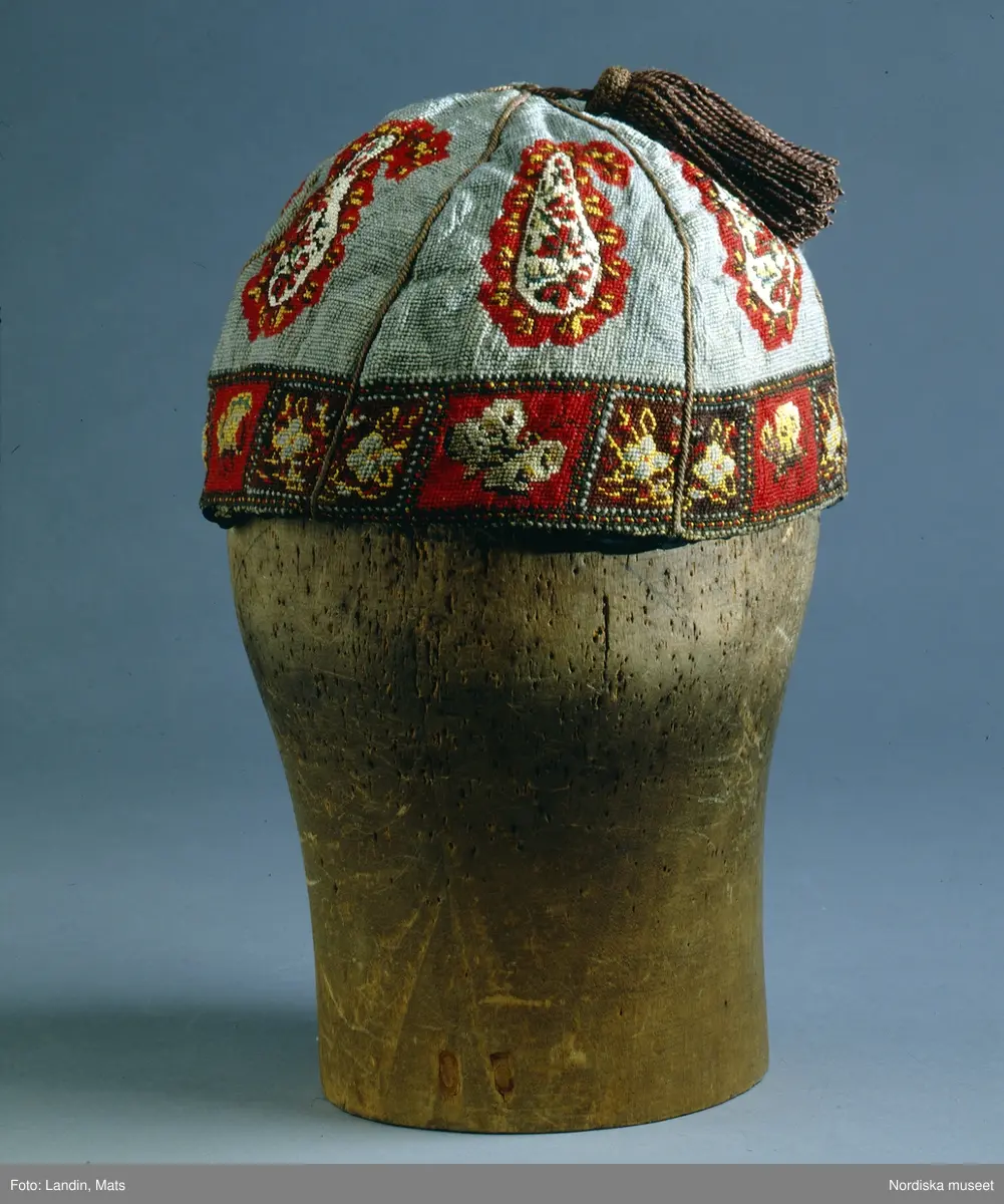 Rökmössa med tofs, broderad. 1700-tal.
Nordiska museet inv.nr 190520
