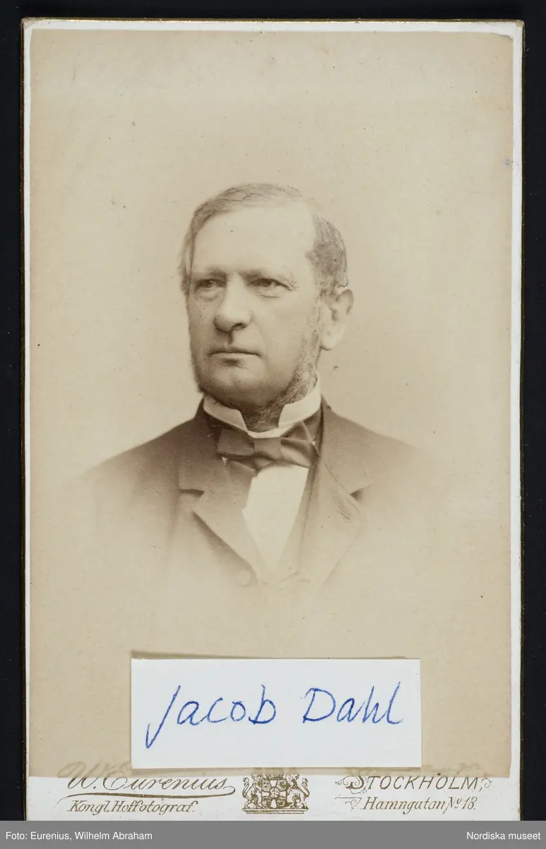 Porträtt av man, fondmäklare Jacob Dahl gift med Ida Dahl.
Visitkort ur Anna Mobergs familjealbum.
