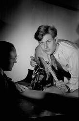 Foto på eleven Bellander som arrangerar ett strykjärn för fo