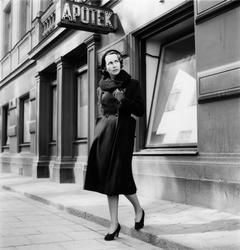 Modebild för Sahlins konfektionsfabrik. Kvinna iklädd kappa 