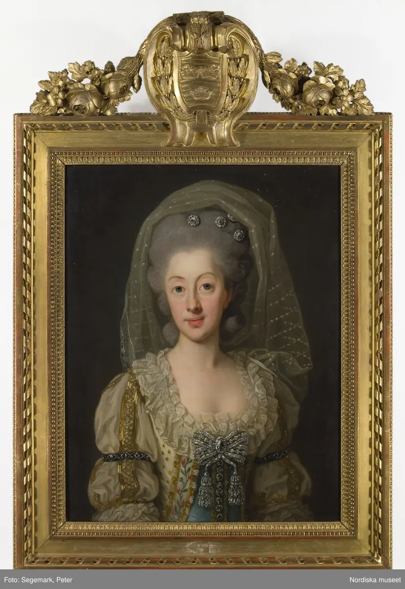 Oljemålning av Per Krafft d ä från 1782 föreställande drottning Sofia Magdalena (1746-1813). Nordiska museet inv nr 135184.