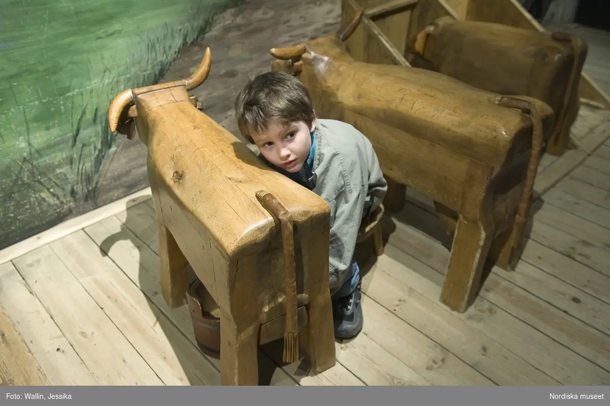 Lekstugan i Nordiska museet. Emil 7 år leker.