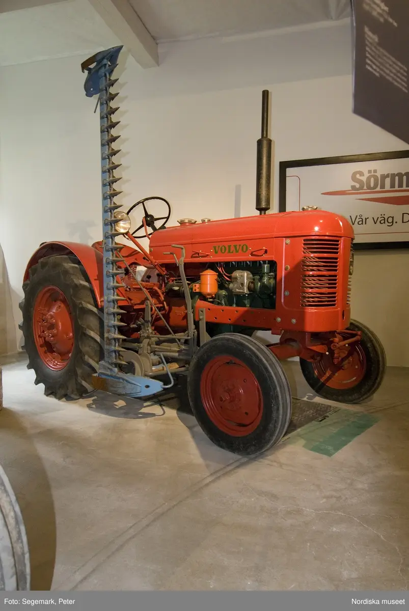 Traktorutställning, "Traktorer med drag",  första utställningen. Visning av traktorer , arbetsmaskiner och redskap tillverkade 1917-1950, Julita gård, juni 2007.