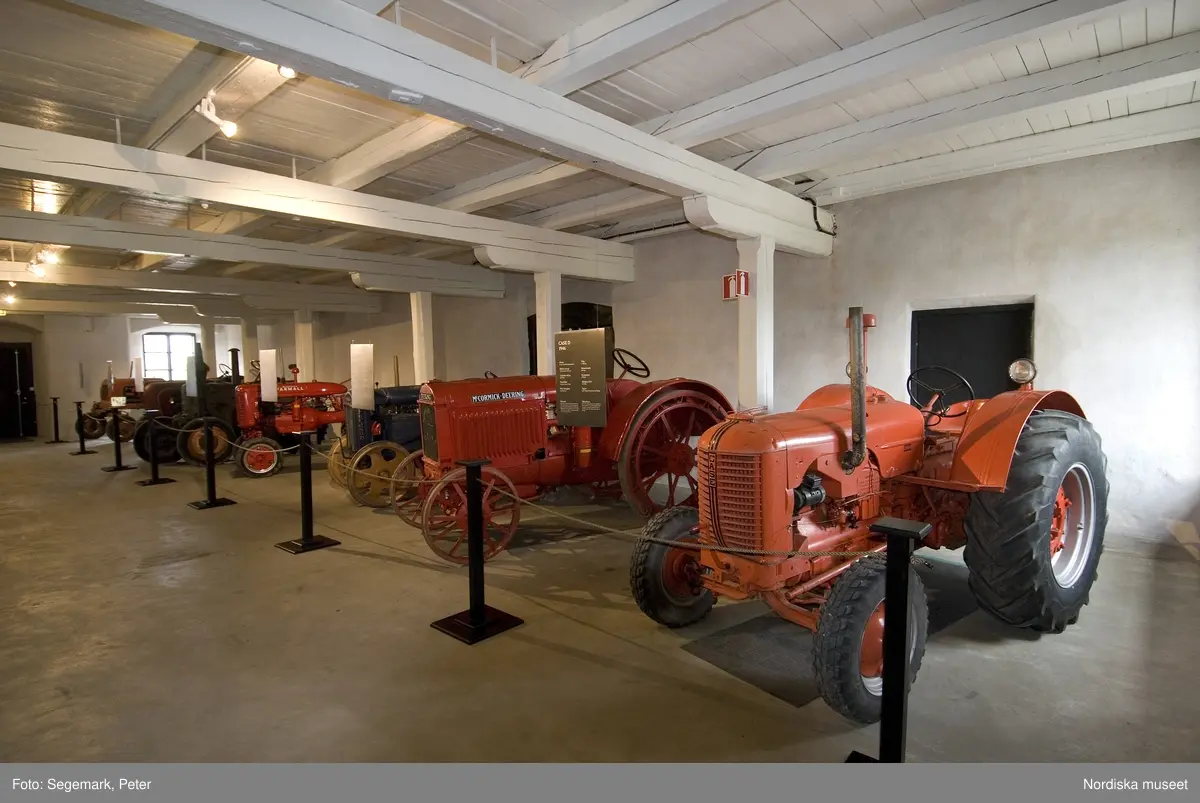Traktorutställning, "Traktorer med drag",  första utställningen. Visning av traktorer , arbetsmaskiner och redskap tillverkade 1917-1950, Julita gård, juni 2007.
