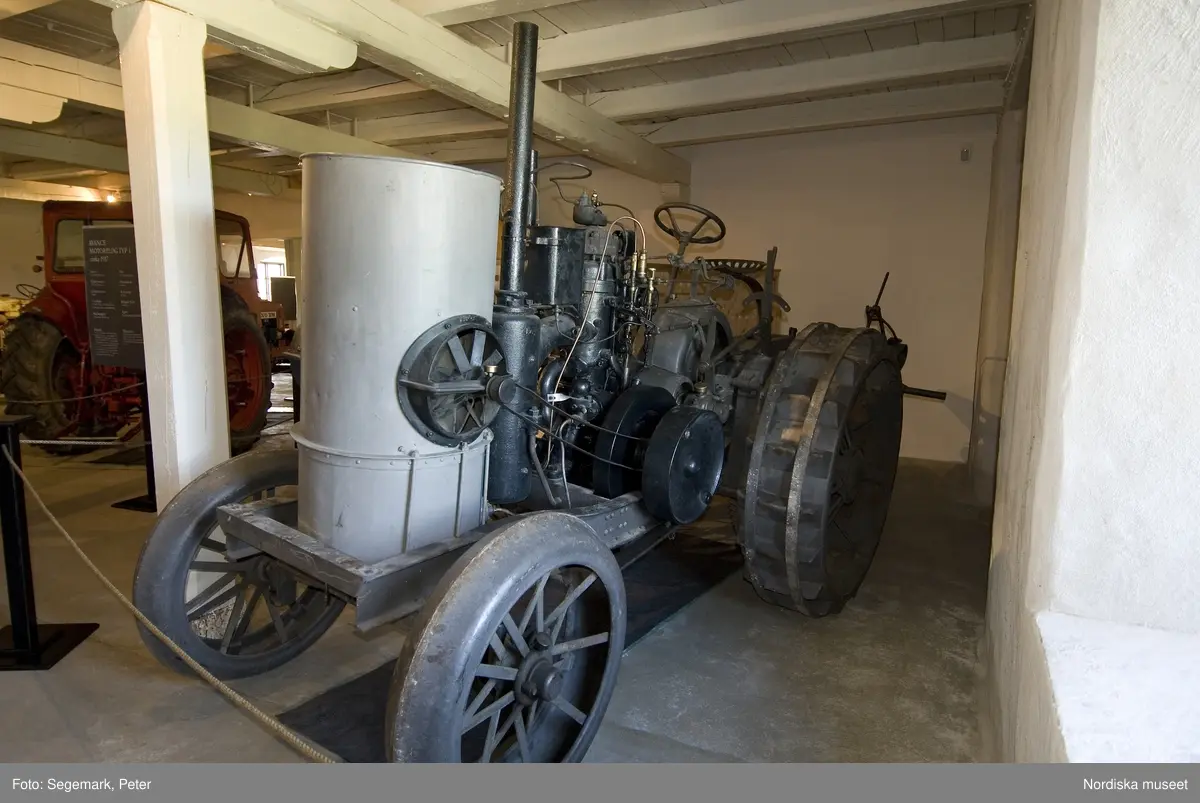 Traktorutställning, "Traktorer med drag",  första utställningen. Visning av traktorer , arbetsmaskiner och redskap tillverkade 1917-1950, Julita gård, juni 2007.