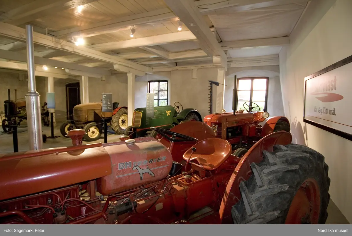 Traktorutställning, "Traktorer med drag",  första utställningen. Visning av traktorer , arbetsmaskiner och redskap tillverkade 1917-1950, Julita gård, juni 2007.