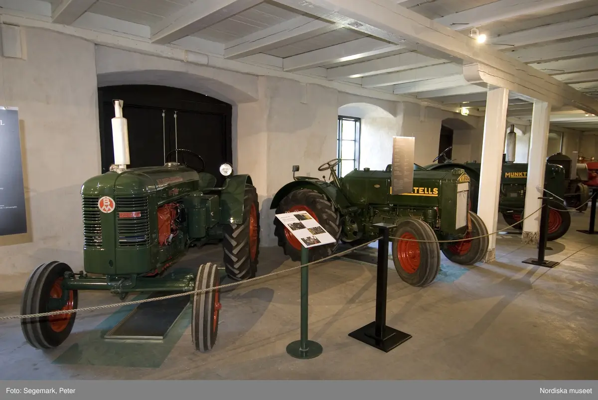 Traktorutställning, "Traktorer med drag",  första utställningen. Visning av traktorer , arbetsmaskiner och redskap tillverkade 1917-1950, Julita gård, juni 2007.
