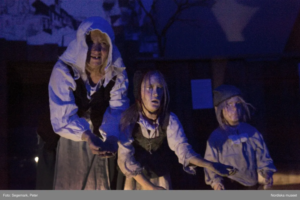 "Natt på Nordiska museet"  succépremiär för nytt höstlovsprogram på Nordiska museet 4/11 2010.
Porten var låst, lamporna släckta och personalen hade gått hem.
Samtliga visningar såldes ut, många var de besökare som ville följa med på en spännande visning om förgiftade drycker och magiska föremål i ett stängt Nordiska museet.
 