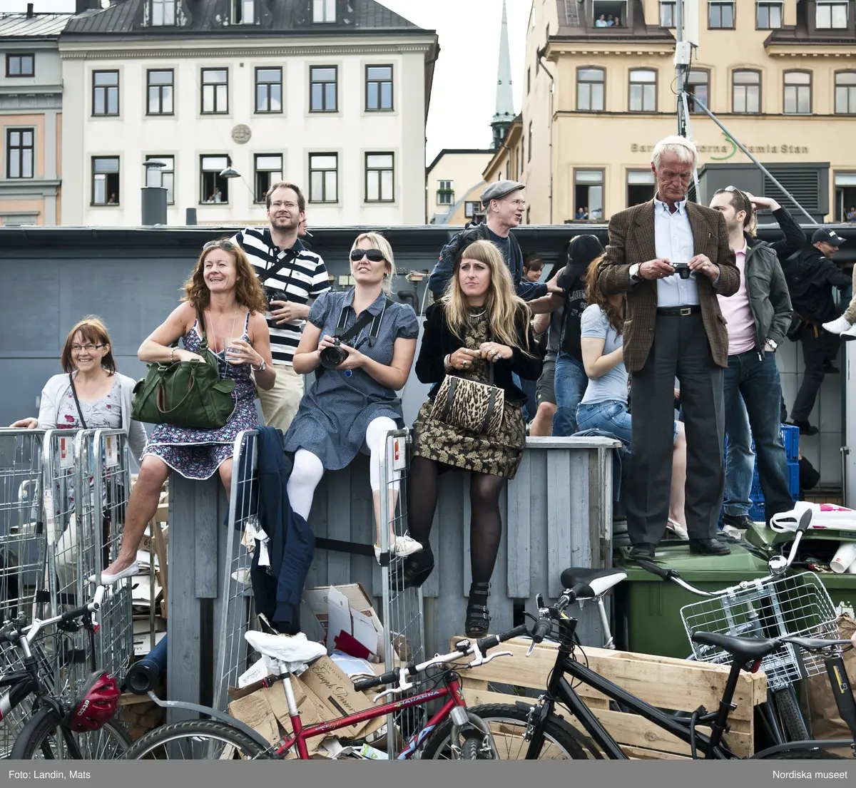 Dokumentation, Kronprinssesbröllopet,  Stockholm dagen för bröllopet mellan Kronprinsessan Victoria och Daniel Westling den 19 juni 2010. 
Förmiddag och eftermiddag. Ett stort antal kungliga gäster från Europas hov var inbjudna att delta i bröllopsfestligheterna. Bilar med nationsflaggor står parkerade utmed gatorna. Kravallstängsel och utsmyckningar sätts upp längs kortegevägen och elkablar dras. Stadens butiker skyltar med kungligt tema, särskilda produkter och varor har tagits fram i vissa fall, i andra fall har man specialerbjudanden fram till vigseln, ballonger i svenska färgerna etc. Efter vigseln i Storkyrkan kl.15.30 färdades brudparet i kortege genom centrala Stockholm. Det blev sedan båtfärd på Stockholms Ström med kungaslupen Vasaorden, salut från Kastellholmen, örlogsbesök, militärparader, häckbildningar och musikhyllningar. Människor väntar vid slottet och på Skeppsbron från tidig morgon för att få en skymt av brudparet, vinka med flaggor och fotografera, när kortegen passerar .