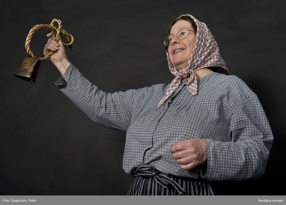Pedagoger vid Nordiska museet 2010. Museipedagogen Kerstin Cunelius som "mor i stugan". Fotodokumentation av pedagogerna i museets Lekstuga med kläder och rekvisita.