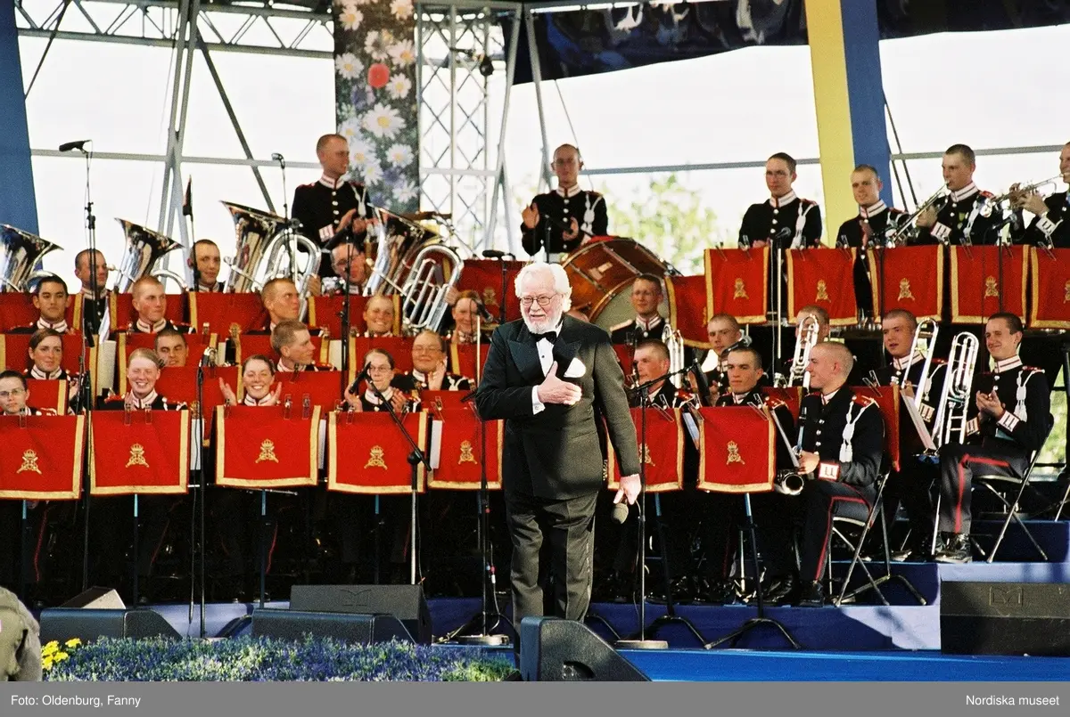 Firandet av den svenska nationaldagen den 6 juni 2004 på Skansen, Stockholm. Den kungliga familjen. Orkester. Publik. Artisterna Jan Malmsjö, Shirley Clamp, Magnus Carlsson.