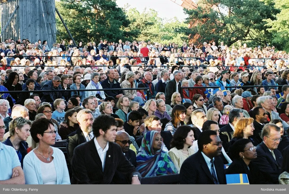 Firandet av den svenska nationaldagen den 6 juni 2004 på Skansen, Stockholm. Den kungliga familjen. Orkester. Publik. Artisterna Jan Malmsjö, Shirley Clamp, Magnus Carlsson.