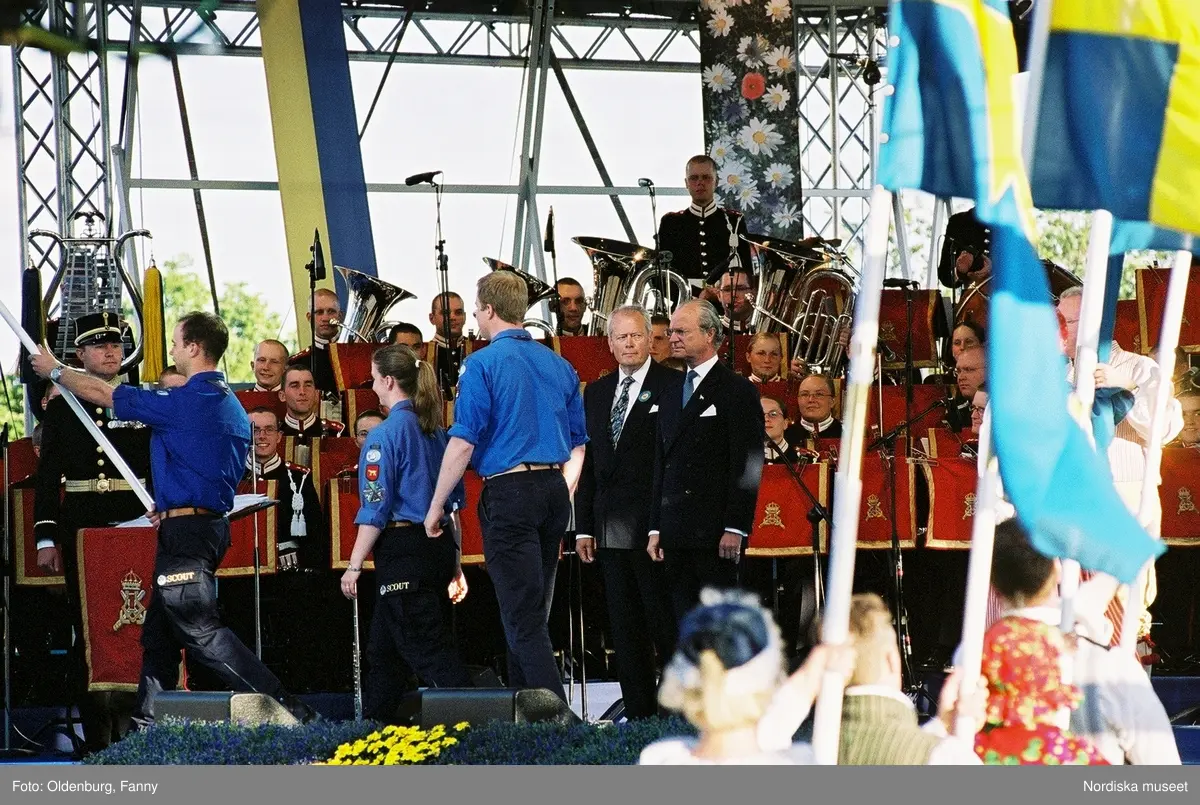 Firandet av den svenska nationaldagen den 6 juni 2004 på Skansen, Stockholm. Den kungliga familjen. Orkester. Publik. Artisterna Jan Malmsjö, Shirley Clamp, Magnus Carlsson.