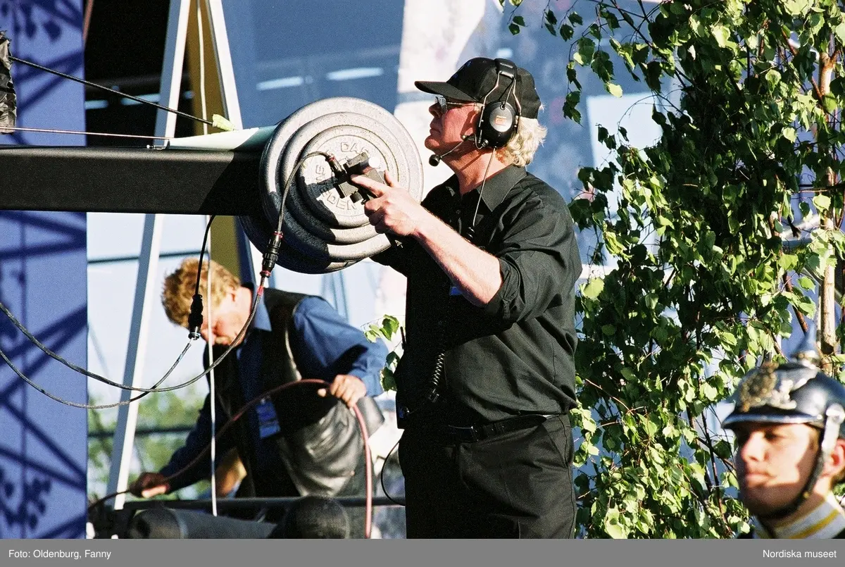 Firandet av den svenska nationaldagen den 6 juni 2004 på Skansen, Stockholm. Den kungliga familjen. Orkester. Publik. Artisterna Shirley Clamp, Tomas Ledin och Lasse Berghagen. Programledaren Agneta Bolme Börjefors.