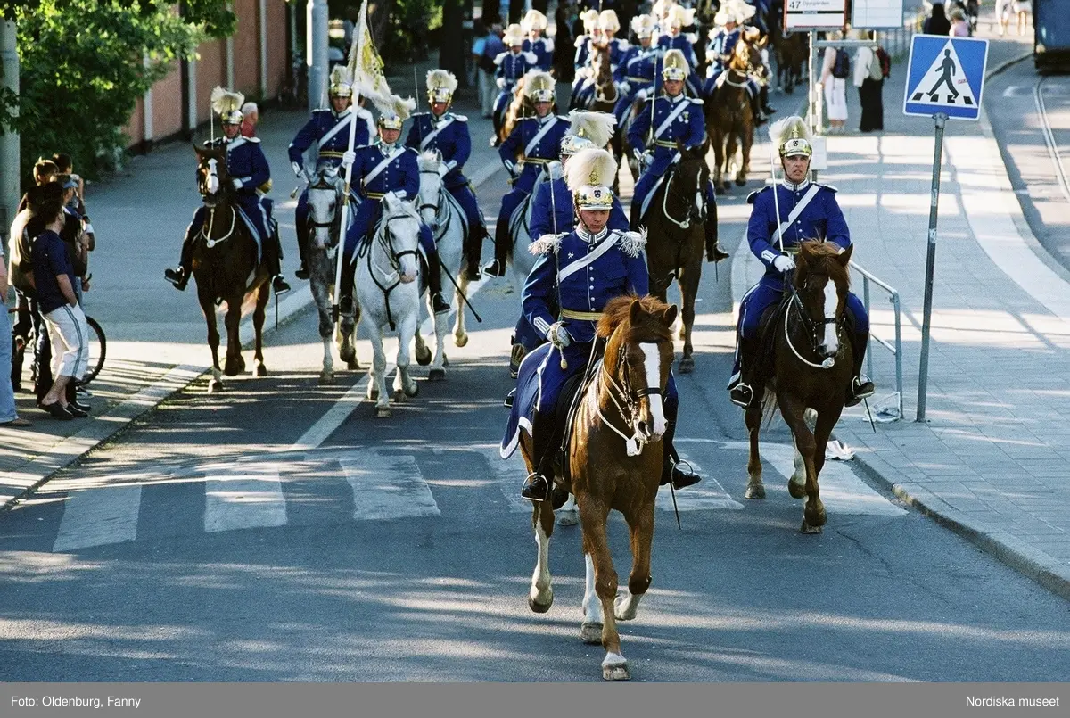 Firandet av den svenska nationaldagen den 6 juni 2004. Kortege med den kungliga familjen i hästdragna vagnar till Skansen. Kungliga Livgardets Dragonbataljon.