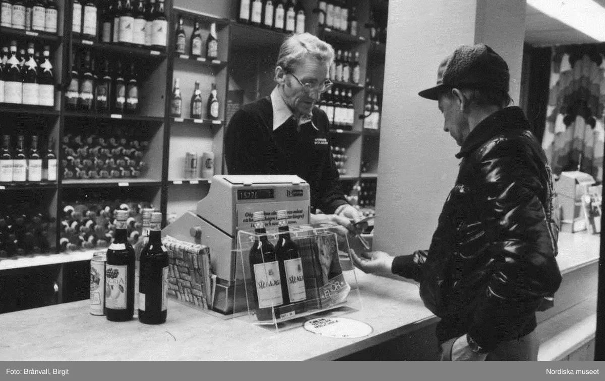 Storuman 1982. Systembolaget. Personal och kunder under en eftermiddag i slutet av veckan.