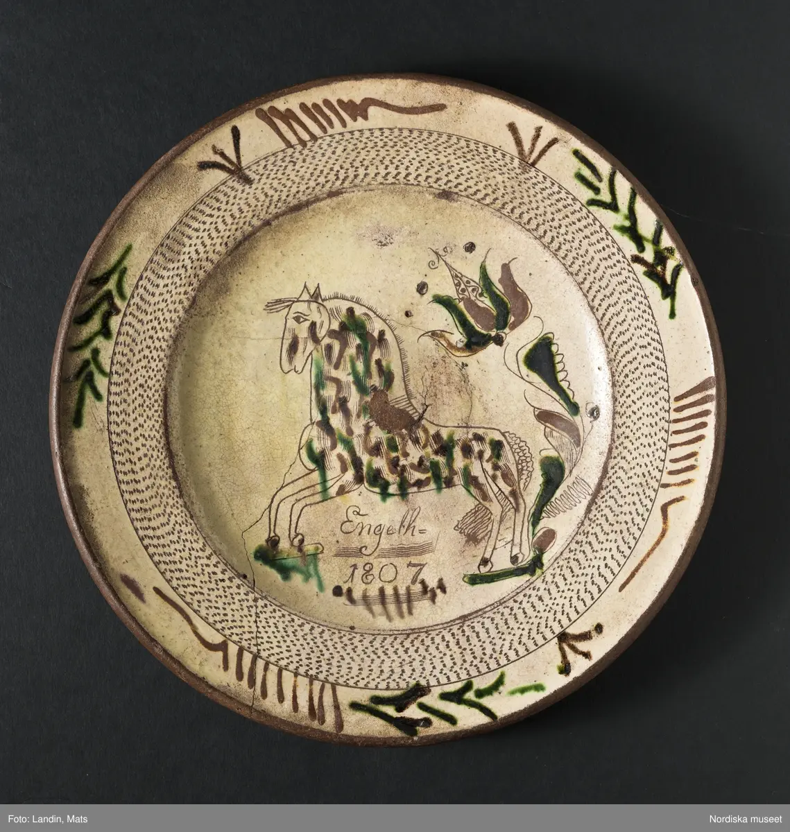 Fat i bränt lergods, "äggakakefat", daterat 1807, Ängelholm. Nm inv.nr. 103817.